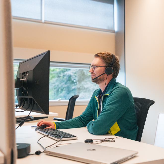 Medewerker aan de telefoon